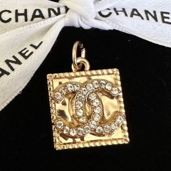 ✨Chanel Gold Tone Zipper Pull Button Crystal
Charm Pendant✨ - Picture 4 of 9